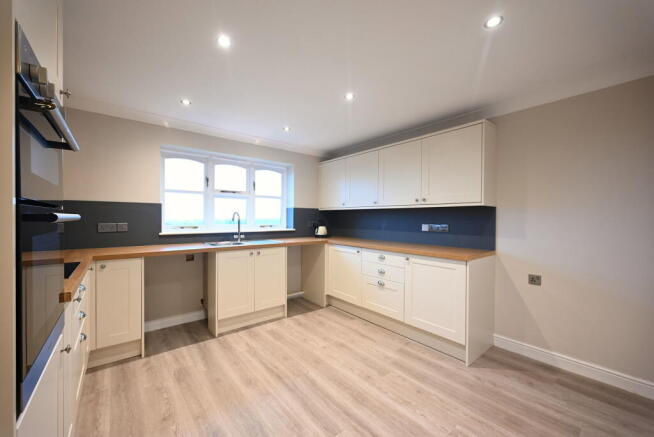 3 bed Detached Bungalow to rent Image 7