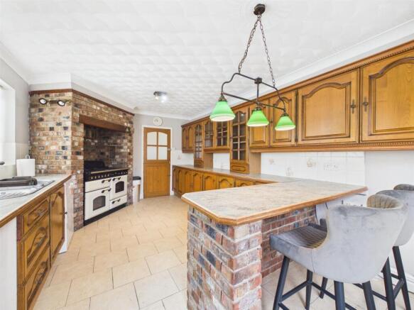 6 bed Semi-Detached for sale Image 4