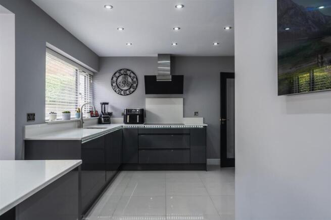 5 bed Detached for sale Image 4