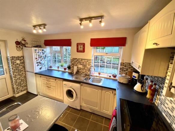 KITCHEN/DINING ROOM