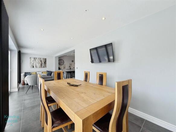 4 bed Semi-Detached for sale Image 12