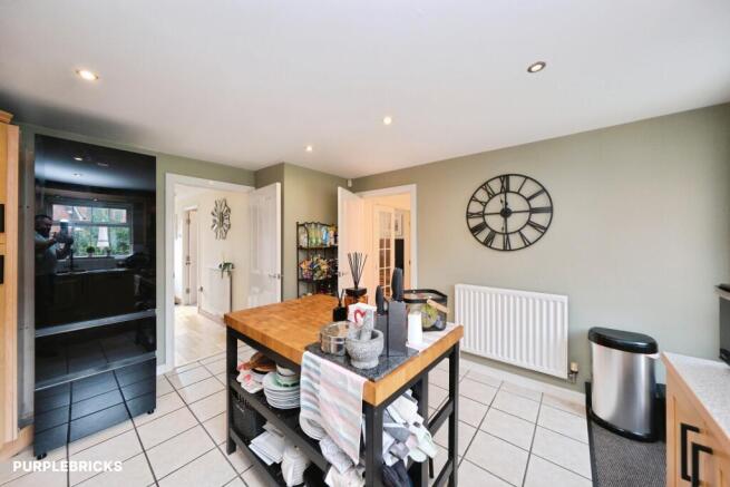 5 bed Detached for sale Image 8