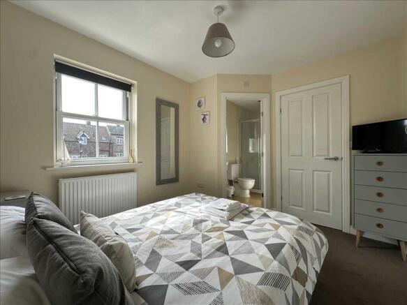 4 bed House for sale Image 11