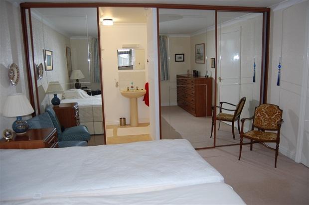 master bedroom thru to en suite