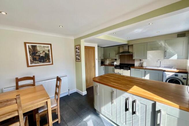 4 bed Detached for sale Image 11