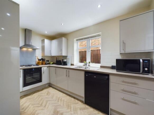 Kitchen 2.jpg