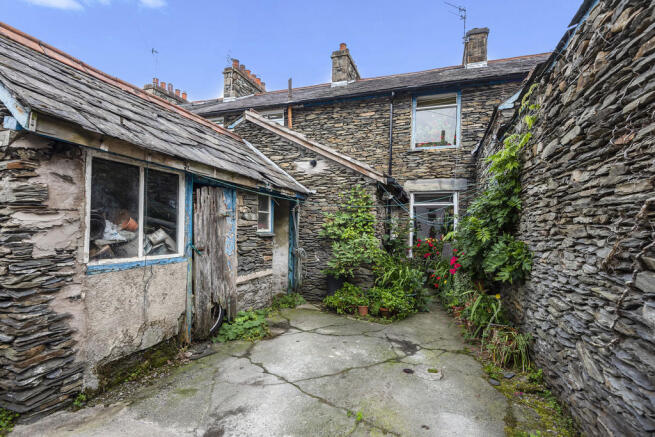 Rear Yard Store a...