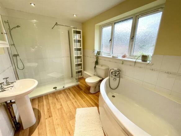 7. ENSUITE1.jpg