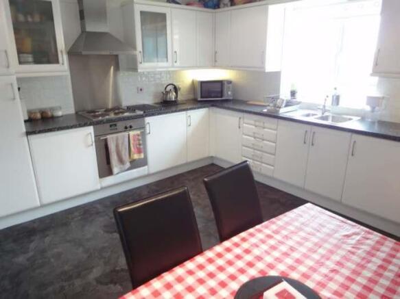 Kitchen 2.jpg