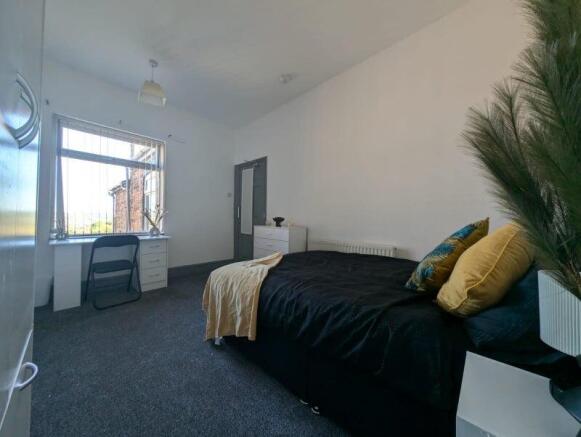 Bright, well-presented double bedroom with a la...