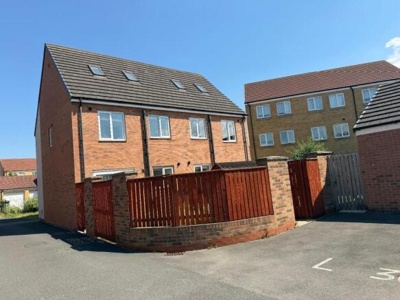 4 bed Semi-Detached to rent Image 11