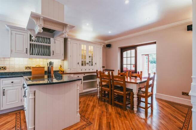 6 bed Detached for sale Image 12