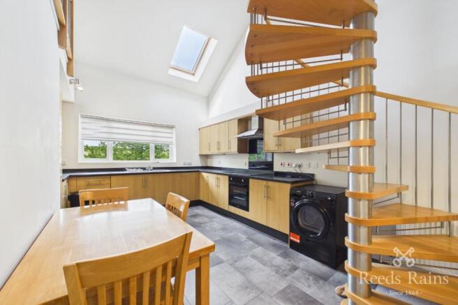 3 bed Apartment to rent Image 9