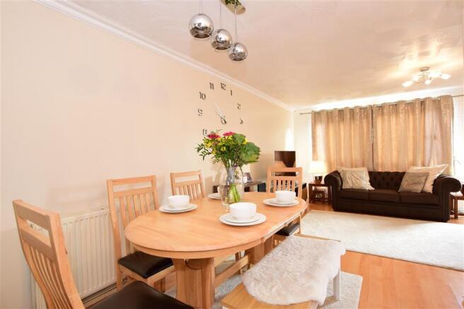Lounge/Dining Area
