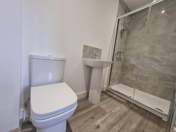 2 bed Town House to rent Image 8