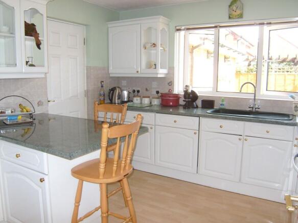 KITCHEN/BREAKFAST