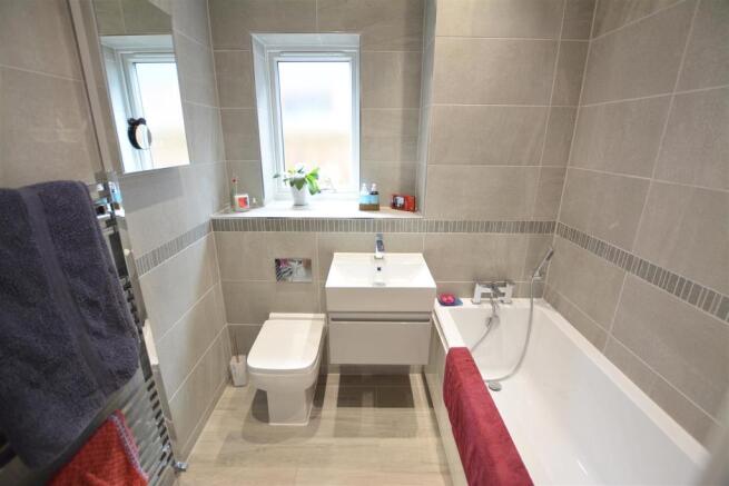 Bathroo.JPG