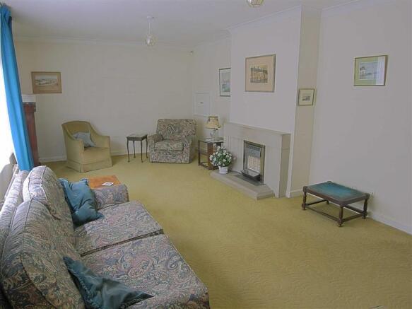LIVING/DINING ROOM