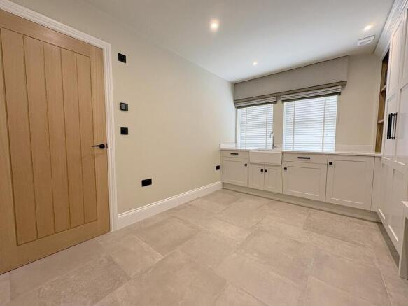 4 bed House to rent Image 9