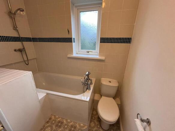 3 bed House to rent Image 8