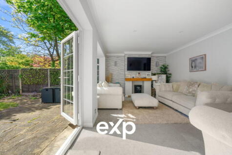 Shaftesbury Crescent, Staines-Upon-Thames / Laleham Border - TW18