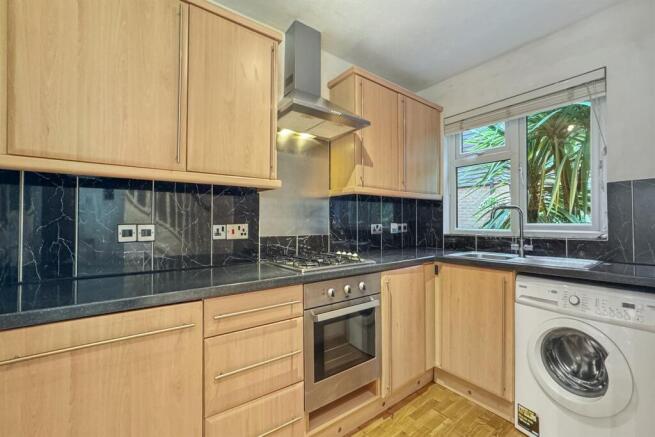 2 bedroom Terraced House in Chichester photo 4