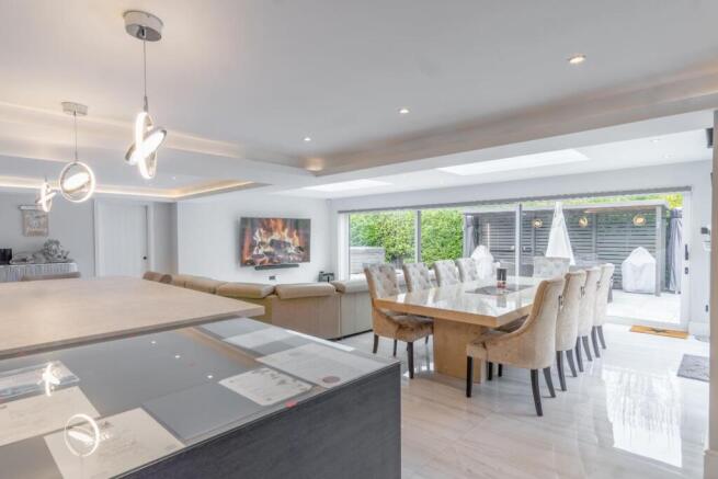 OPEN PLAN LIVING/DINING AREA