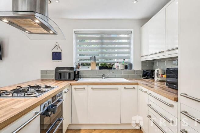 4 bed Detached for sale Image 10