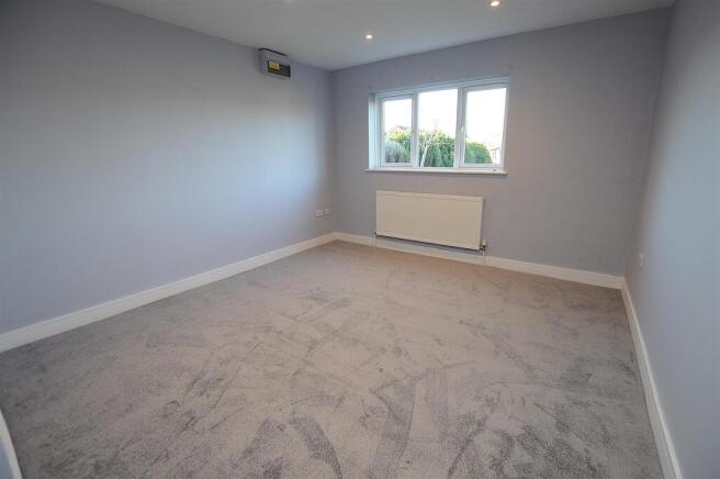 6 St Peters Drive, Woodhall Spa photo 4