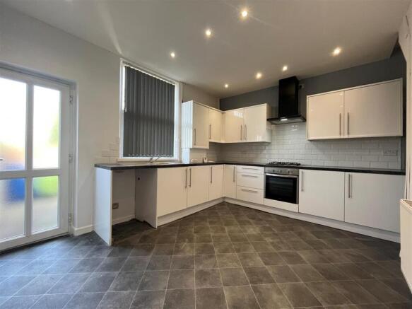 Kitchen 1.jpg