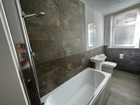 2 bed Apartment to rent Image 11