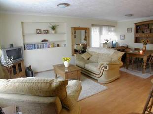 LOUNGE/DINING ROOM: