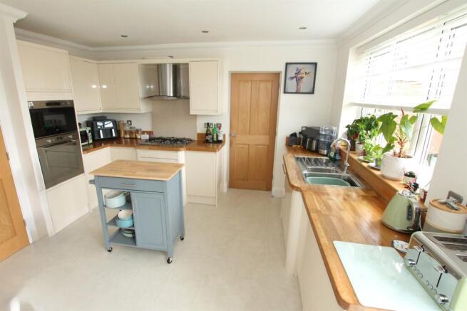 4 bed Detached to rent Image 12