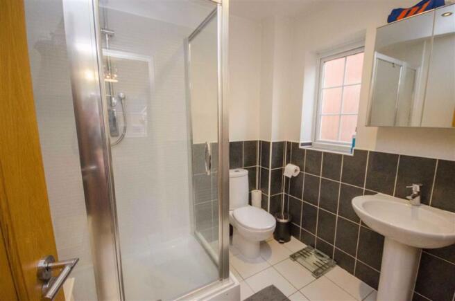 EN-SUITE SHOWER ROOM