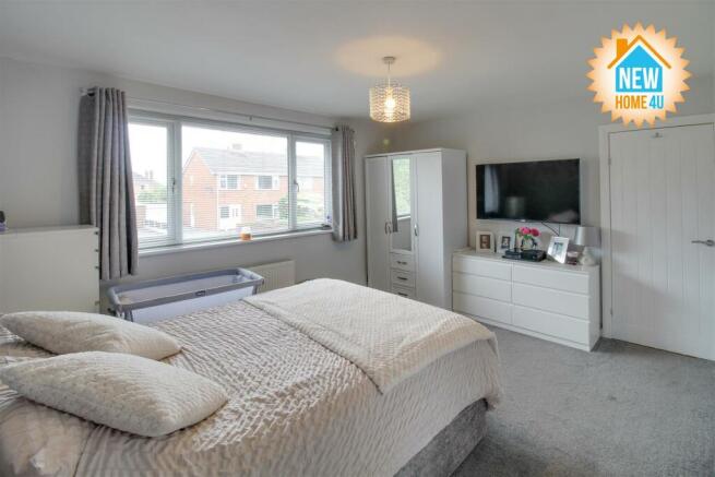 MAIN BEDROOM: