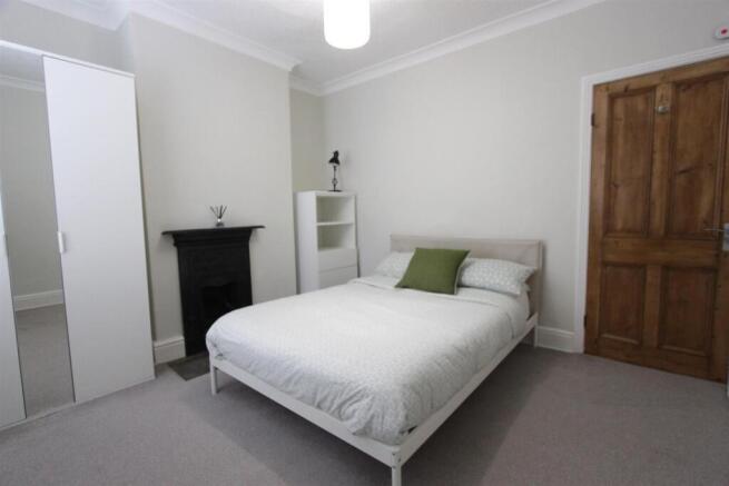 bedroom (1).JPG