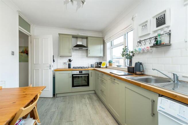 22561_james_anderson_68_chertsey_court_6