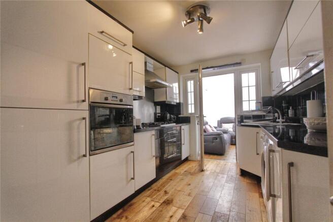 4 bed House to rent Image 5