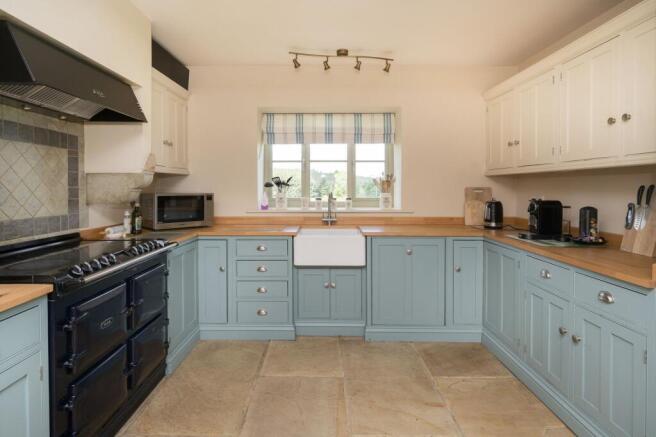 6 bed Detached for sale Image 4