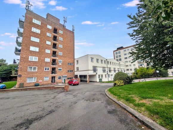 3 bed Apartment for sale Image 9