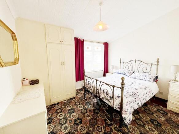 Bedroom 1 pic 1.jpg