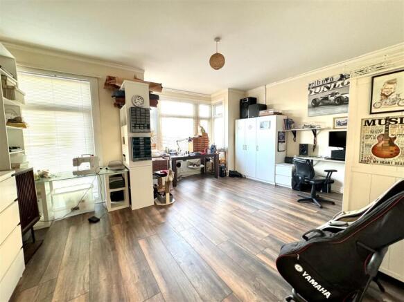 49a Woodgrange drive bed 1