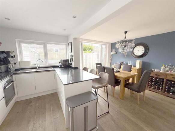 3 bed Semi-Detached to rent Image 4