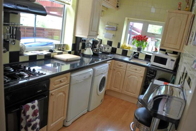 FITTED KITCHEN/BREAK