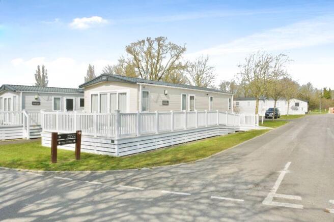 3-bed caravan on Willow View, Cotswold Hoburne, Cotswold Lakes, £38,495