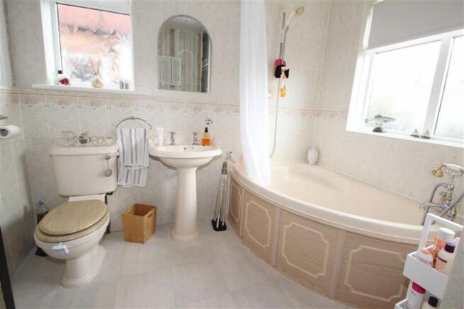 FAMILY BATHROOM / WC