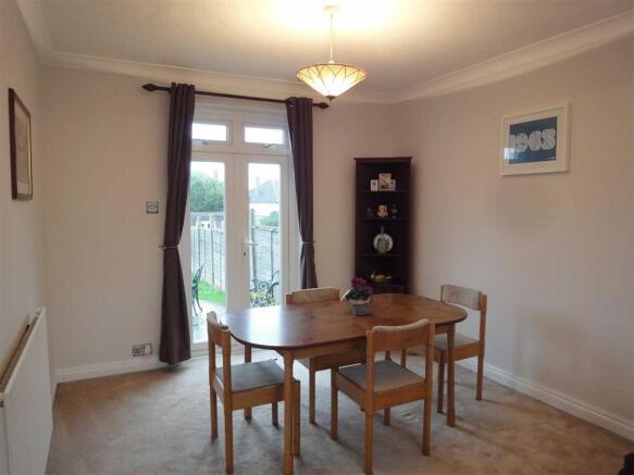 LIVING/DINING ROOM: