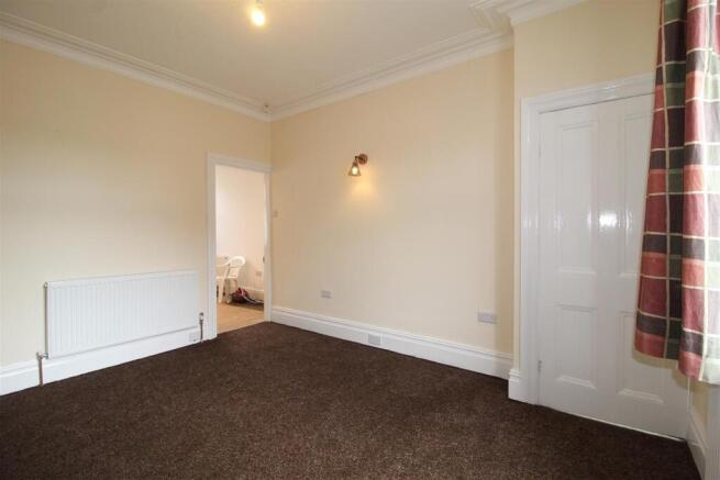 2 bed End of Terrace to rent Image 4