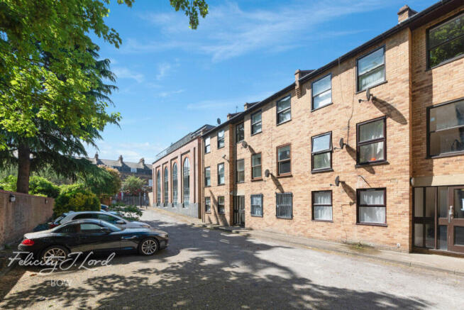 1-bed flat on Tomlins Grove, London, £300,000