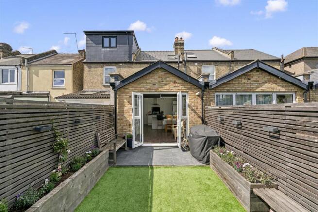 77 Castle Road TW7-30.jpg